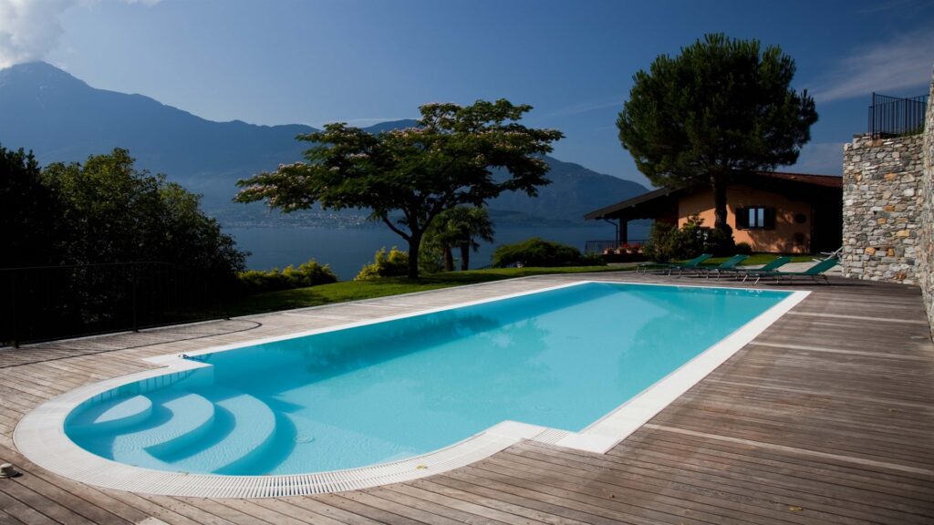 piscina esterna panoramica con vista sul lago di como