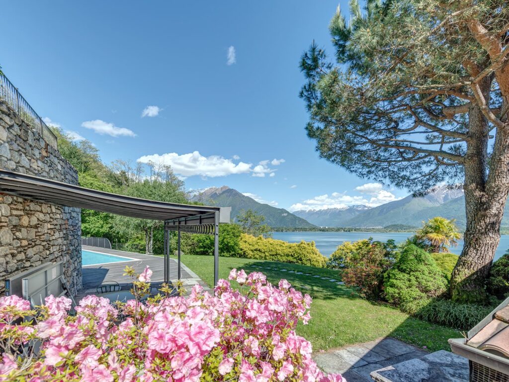 giardino fiorito sul lago di como in zona alto lario