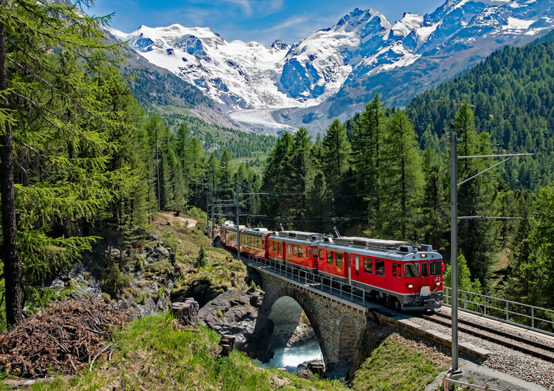 giro sul trenino rosso del bernina vicino al lago di como