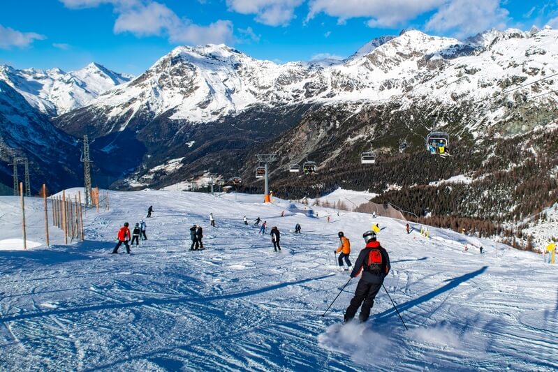 sciare sulle piste vicine al lago di como, in valtellina