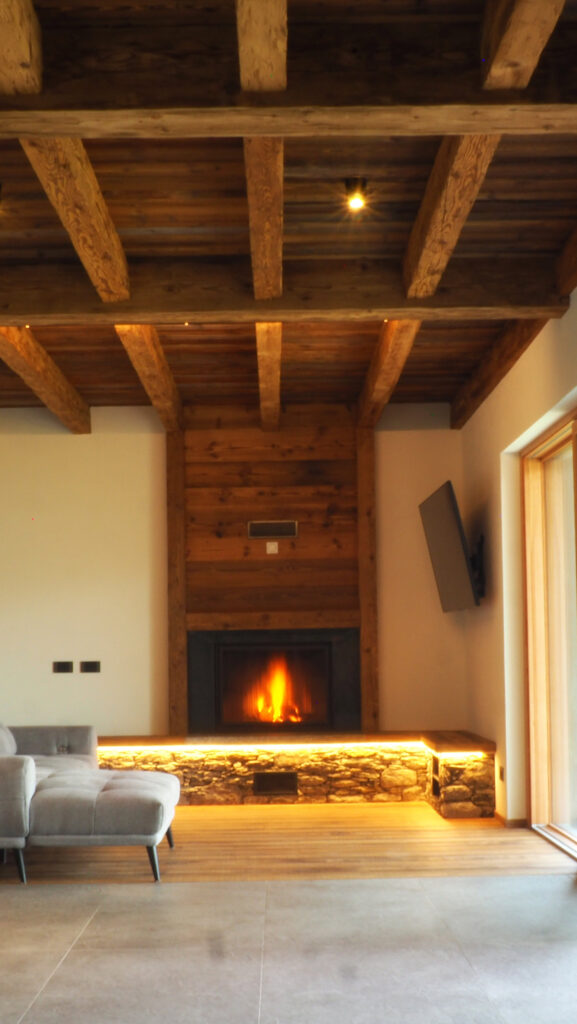 villa con soffitto in legno e caminetto sul lago di como