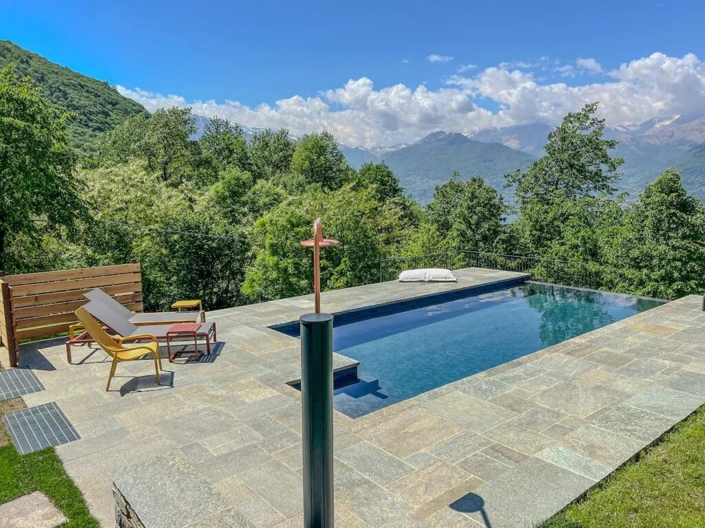 vasca infinity pool riscaldata con vista panoamica sul lago di como