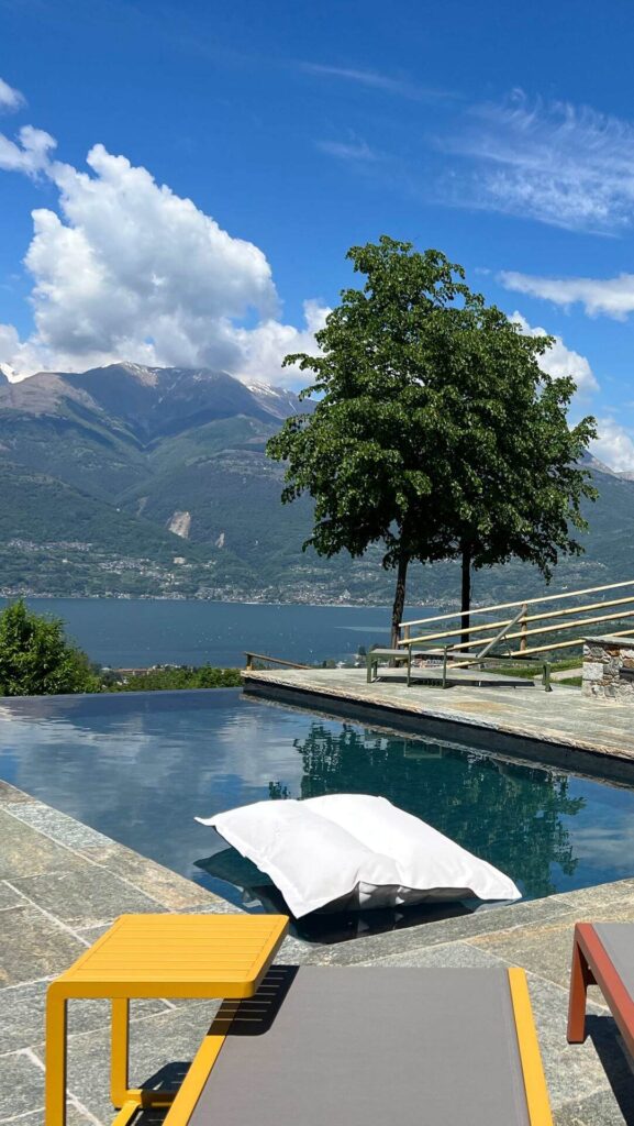 piscina affacciata sul lago di como a colico